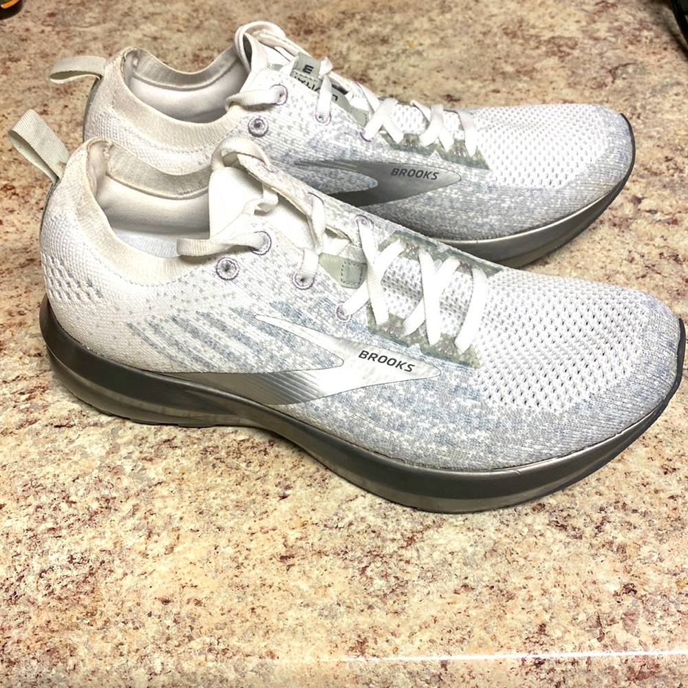 Brooks Levitate 3 Mens Size 9/ Women’s 10.5
